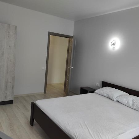 2 Комнатная С Новым Ремонтом, Кондиционером, В Самом Центре Rivne Exterior foto